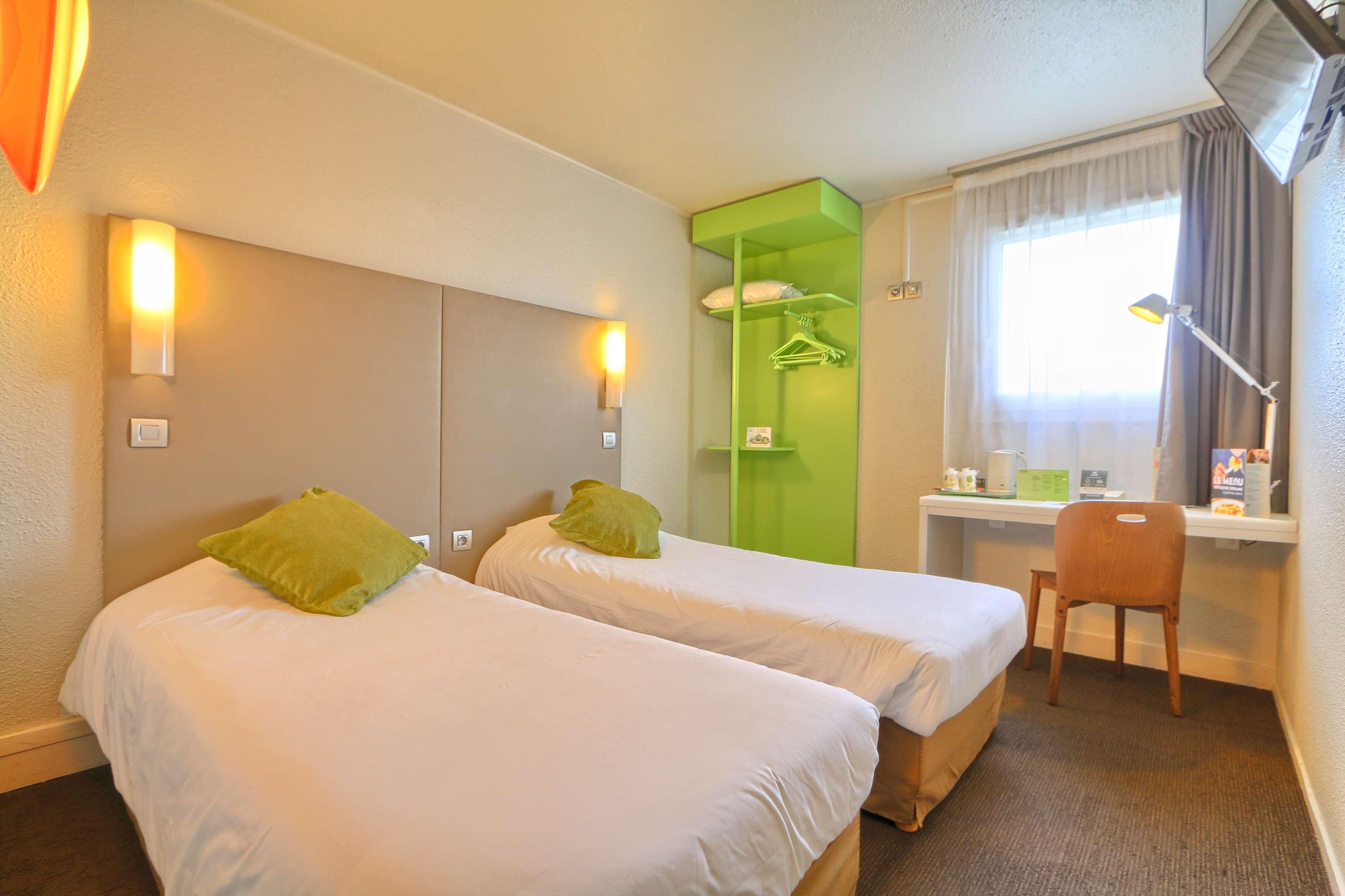 Campanile Paris Ouest - Nanterre - La Defense Hotel Exterior photo