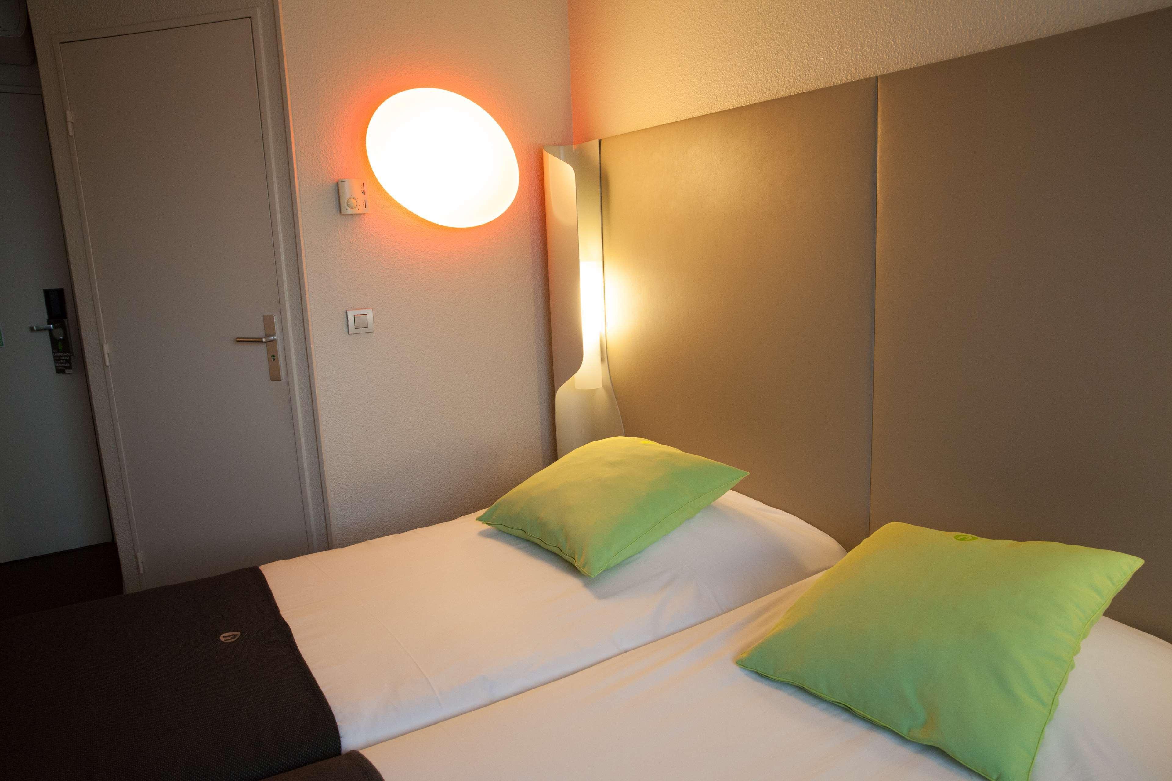 Campanile Paris Ouest - Nanterre - La Defense Hotel Exterior photo