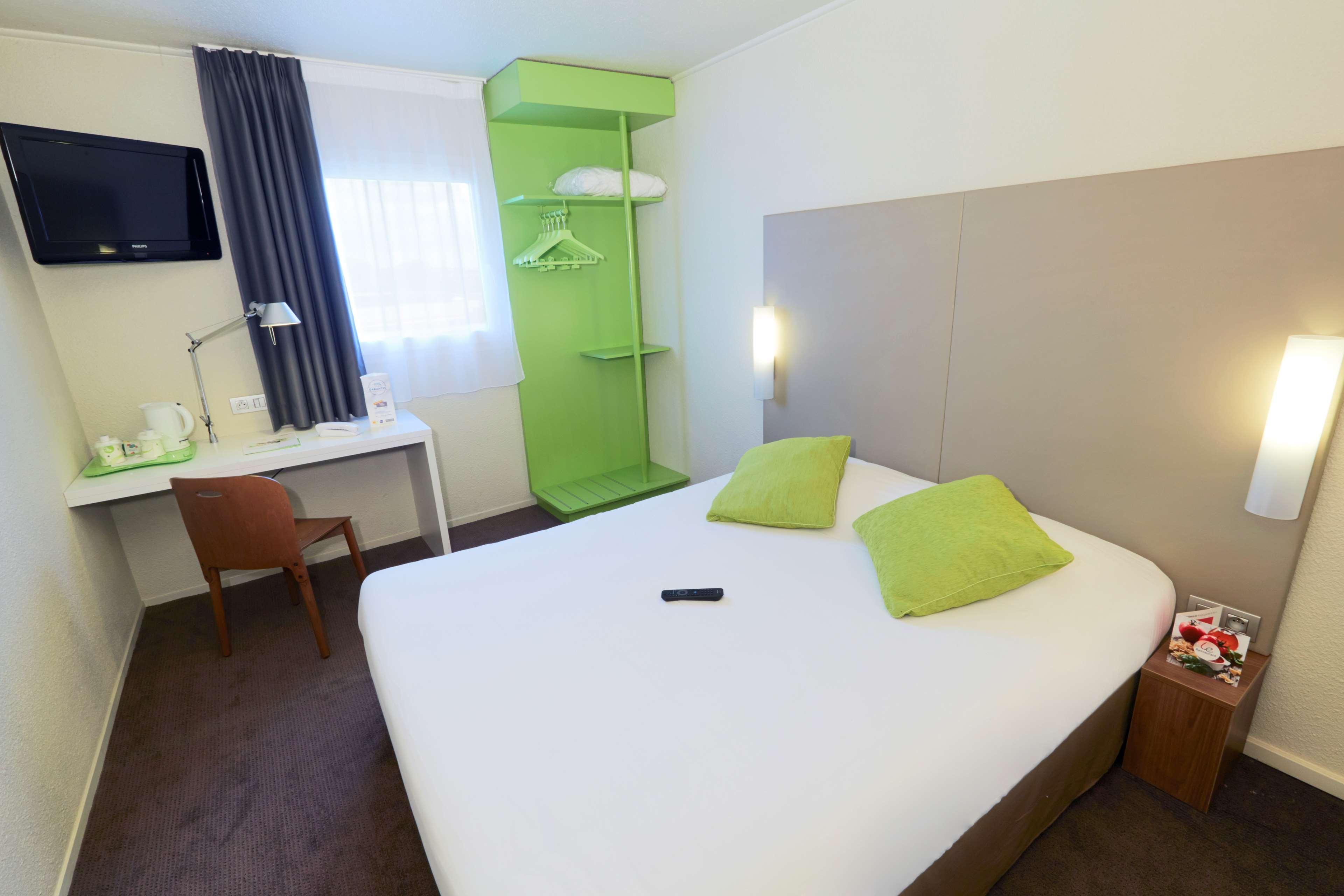 Campanile Paris Ouest - Nanterre - La Defense Hotel Exterior photo