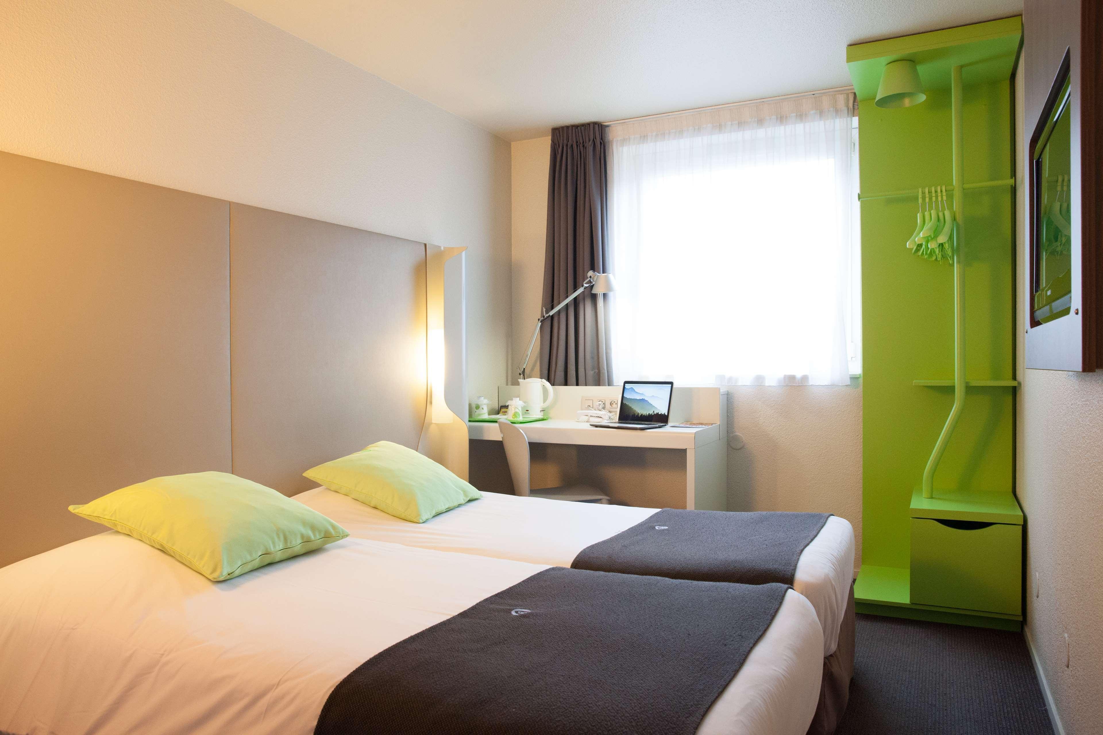 Campanile Paris Ouest - Nanterre - La Defense Hotel Exterior photo