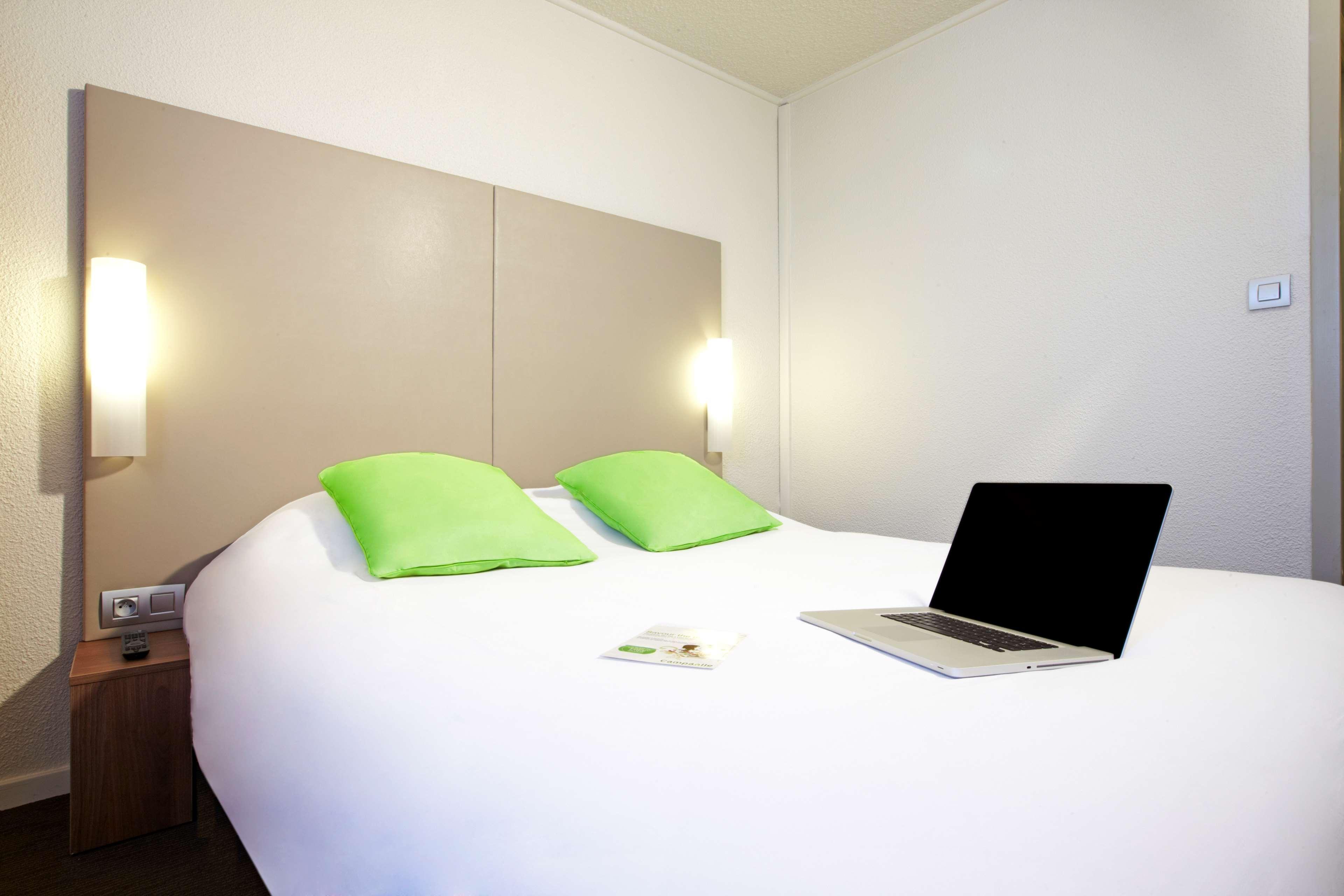 Campanile Paris Ouest - Nanterre - La Defense Hotel Exterior photo