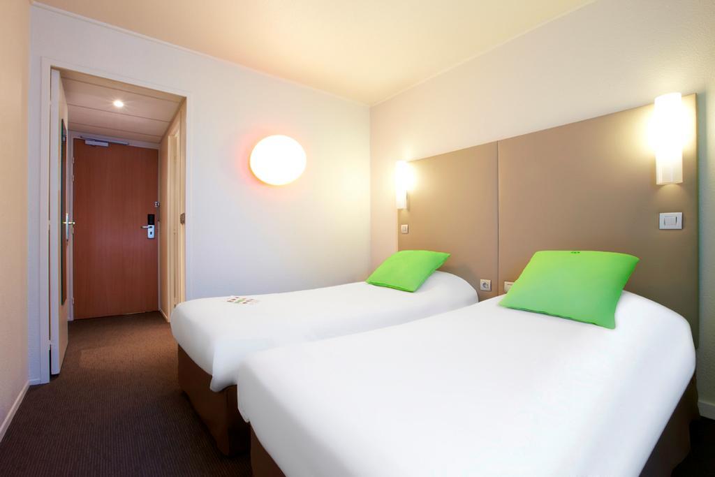 Campanile Paris Ouest - Nanterre - La Defense Hotel Exterior photo