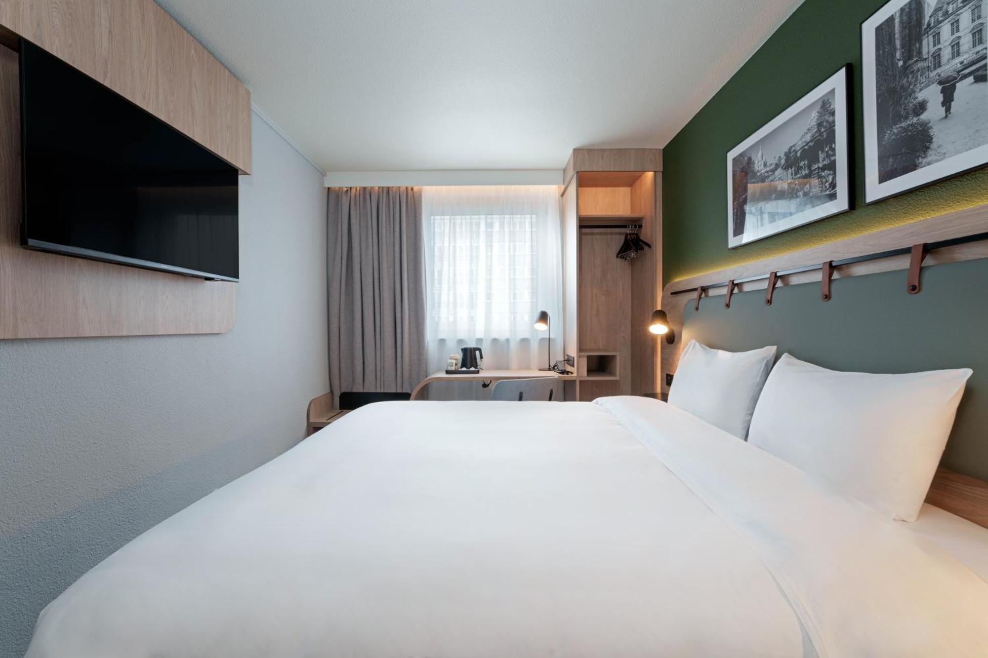 Campanile Paris Ouest - Nanterre - La Defense Hotel Exterior photo