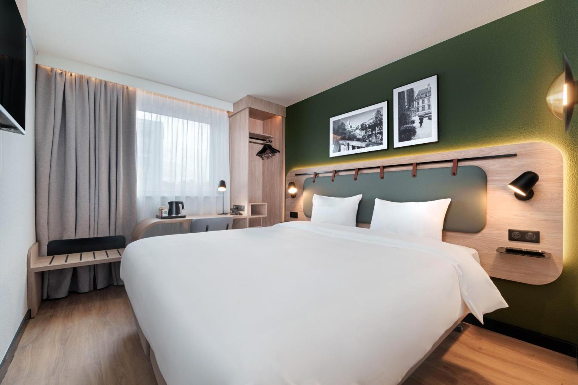Campanile Paris Ouest - Nanterre - La Defense Hotel Exterior photo