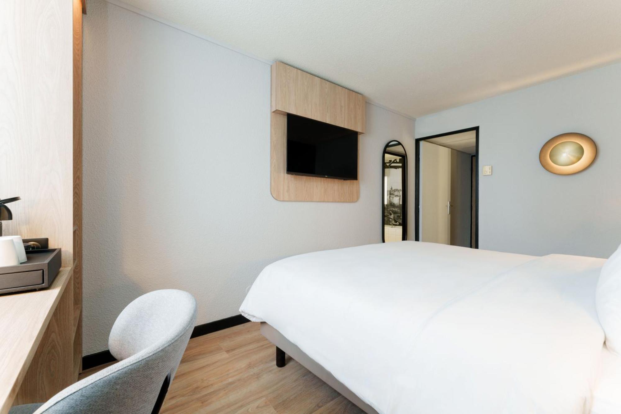 Campanile Paris Ouest - Nanterre - La Defense Hotel Exterior photo